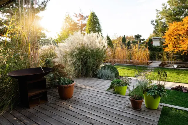 Wenn die Temperaturen sinken, beendet so langsame die Gartensaison. Die Terrasse kann mit ein paar Handgriffen herbstfit gemacht werden. | Foto: scharfsinn86/stock.adobe.com