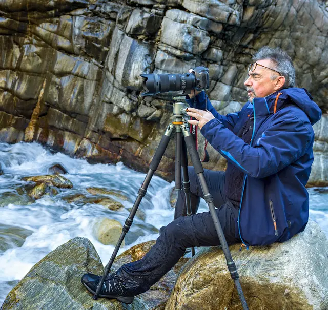 Mit Stativ und Kamera auf Motivsuche: Harald Kröher nimmt für seine Landschaftsfotografie auch anspruchsvolle Standorte und ungewöhnliche Bedingungen in Kauf. | Foto: Harald Kröher