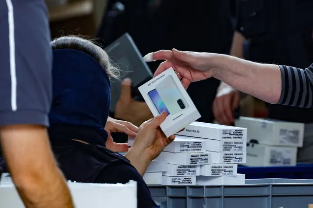 Bei einer Razzia stellte der Zoll etliche Handys sicher. Wer beim Smartphone-Kauf Betrug vermutet, kann prüfen, ob das Gerät wirklich neu ist. | Foto: Christoph Reichwein/dpa/dpa-mag