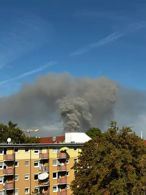 Nach einem Brand in der Mannheimer Neckarstadt-West warnt die Feuerwehr vor Rauch- und Brandgasen. Mehrere Stadtteile können von Geruchsbelästigungen betroffen sein. | Foto: Privat