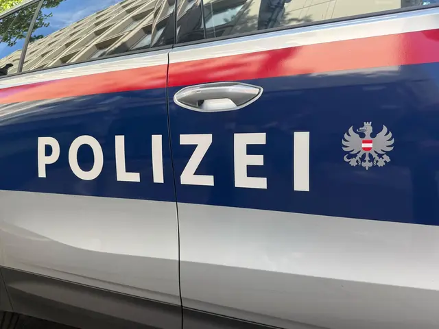 Für einen Autofahrer aus Deutschland kommt nach einem Unfall in Österreich jede Hilfe zu spät. (Symbolbild) | Foto: Matthias Röder/dpa