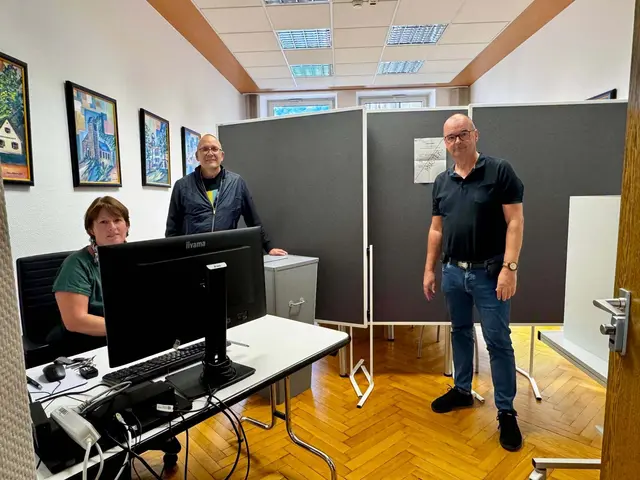 Im Wahlbüro der Verbandsgemeinde Landstuhl laufen die Vorbereitungen für die Briefwahl. Rechts im Bild der scheidende Bürgermeister Dr. Peter Degenhardt. | Foto: Verbandsgemeinde Landstuhl