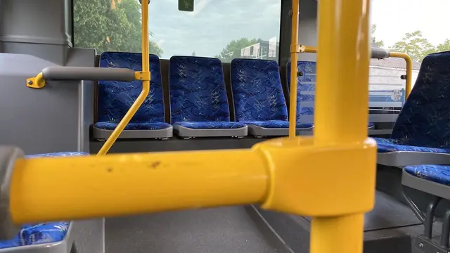 Auf der L426 in Fahrtrichtung Stadecken-Elsheim wurden drei Fahrgäste eines Linienbusses bei einer starken Bremsung leicht verletzt. Die Polizei ermittelt zum Unfallhergang. | Foto: Kim Rileit