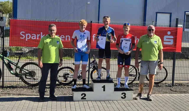 Auch der 2. Vorstand Falk Gehrhardt (links) und Vorstand und Trainer Hermann Schäffer (rechts) freuten sich über den starken zweiten Platz von Raphael Ollig in der U15. Noch freudiger zeigte sich nur Timo Hortian über seinen Sieg. Von Platz 3 blickte Oliver Ondrus in die Fans. | Foto: |HSchäffer