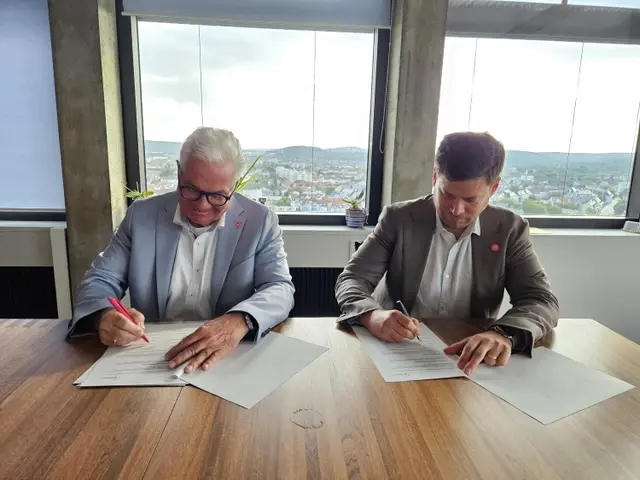 Gerd Schäfer (links), Regio Manager der Telekom, und Baudezernent Manuel Steinbrenner unterzeichnen die Vereinbarung | Foto: Stadt KL/gratis