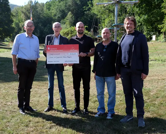 Bei der Spendenübergabe in Silz kamen Vertreter der Stiftung, des Kreises, der Kreismusikschule und des Kinder- und Jugenddorfs zusammen. | Foto: KV SÜW