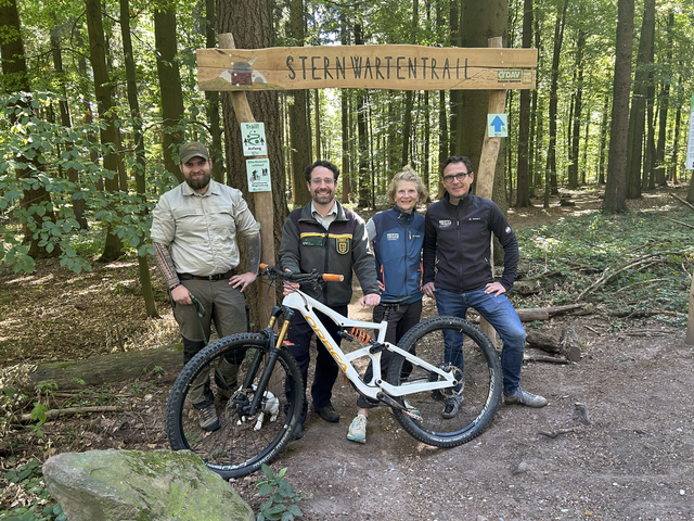 Der rund zwei Kilometer lange Sternwartentrail zwischen Landessternwarte und Drei Eichen kann jetzt zum Mountainbiken und Wandern genutzt werden. Am Einstieg in den Shared Trail freuen sich von links: Marvin Kronauer, Stadtforstdirektor Tillmann Friederich (beide Landschafts- und Forstamt), Dagmar Zettl-Holzwarth und Alexander Holzwarth (beide Deutscher Alpenverein). | Foto: Stadt Heidelberg