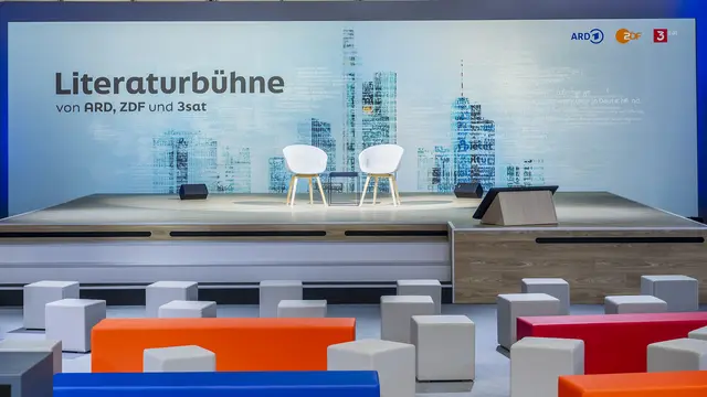 Frankfurter Buchmesse: Die gemeinsame Literaturbühne von ARD, ZDF und 3sat bündelt Gespräche und Formate zur Buchmesse 2026. | Foto: ZDF, Foto: Maximilian von Lachner