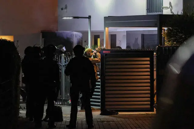 Einsatzkräfte der Polizei stehen am Mittwochmorgen vor einem Haus in Duisburg | Foto: Christoph Reichwein/dpa