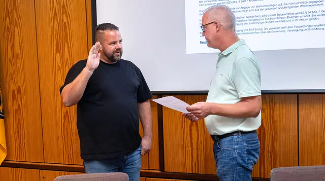 Bürgermeister Ralf Hechler (rechts) ernennt Tobias Binding nach dessen Wahl durch den Verbandsgemeinderat zum neuen ehrenamtlichen Beigeordneten der Verbandsgemeinde Ramstein-Miesenbach. | Foto: VG Ramstein-Miesenbach