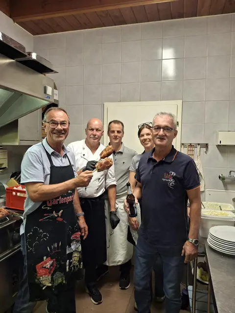 Eingespieltes Team in der Küche des TTC Bann: Seit 40 Jahren gehören die Raubritterkeulen zur Vereinsgeschichte und inzwischen auch fest zur „Bännjer Kerb“. | Foto: Arnold Germann