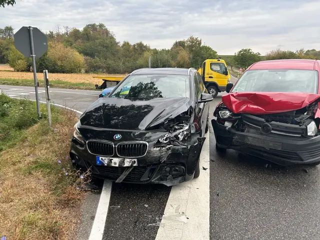 Bei einem Unfall an der L545 an der Kreuzung Steinfelder Straße/Höfe bei Bad Bergzabern wurde eine VW-Fahrerin leicht verletzt. Beide beteiligten Autos mussten abgeschleppt werden. | Foto: Polizeidirektion Landau