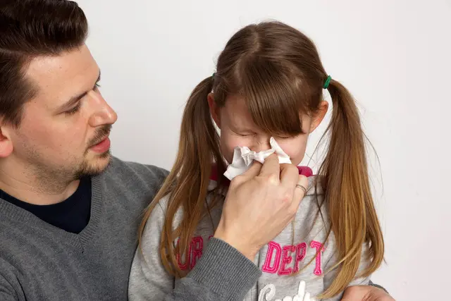 Wenn das Kind krank ist, können Eltern oft nicht arbeiten gehen. Welche Möglichkeiten gibt es, wenn keine Kinderkrankentage mehr übrig sind? | Foto: Silvia Marks/dpa-mag