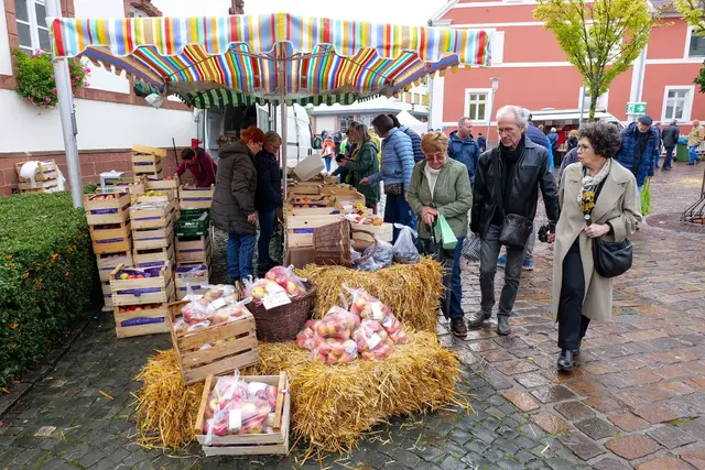 Regionale Produkte und zahlreiche Besucher prägen den Ramsteiner Bauernmarkt. Auch am Sonntag, 4. Oktober, warten wieder rund 50 Stände und ein verkaufsoffener Sonntag. | Foto: Archiv/Erik Stegner