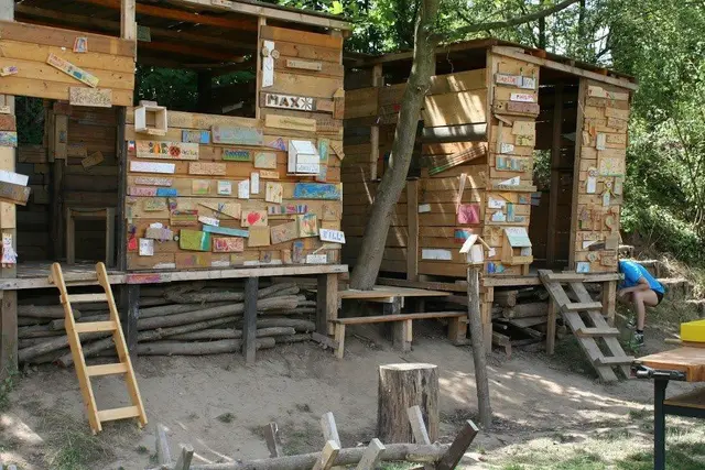 Beim Hüttenbau können Kinder eigene Ideen entwickeln und gemeinsam umsetzen. | Foto: Kinder-und Jugendfarm Landau