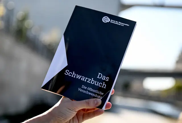 Alljährlich gibt der Bund der Steuerzahler sein Schwarzbuch mit 100 Fällen heraus, bei denen der Bund eine Verschwendung öffentlicher Gelder sieht. (Archivbild) | Foto: Britta Pedersen/dpa