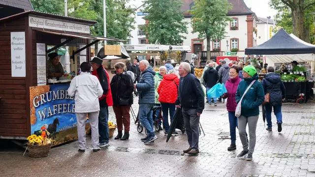 Volles Stadtzentrum beim Ramsteiner Bauernmarkt im vergangenen Jahr. Am Sonntag, 4. Oktober, öffnen erneut rund 50 Stände – dazu kommt ein verkaufsoffener Sonntag. | Foto: Archiv/Erik Stegner