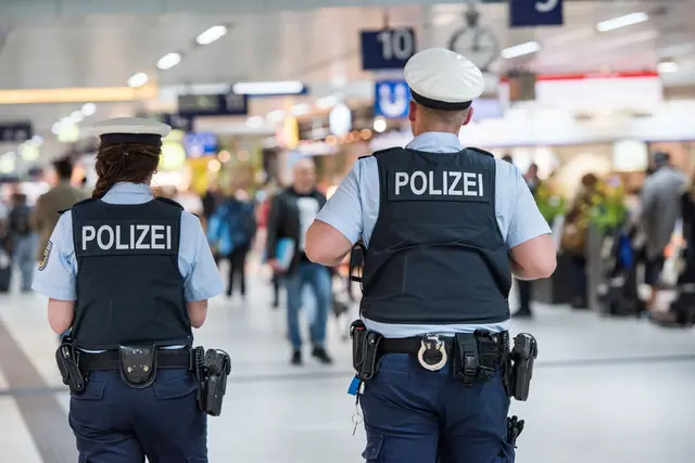 Mehr als 330 Bundespolizisten kontrollierten am Wochenende die Bahnhöfe in München und Nürnberg. Dabei gab es zwei vorläufige Festnahmen, einen vollstreckten Haftbefehl und mehrere Ermittlungsverfahren wegen Gewaltdelikten. | Foto: Bundespolizeidirektion München