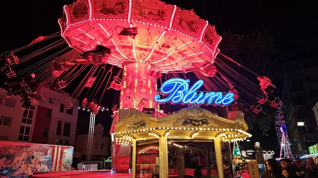 Kettenkarussell und Riesenrad bringen beim Deutschen Weinlesefest Jahrmarktstimmung nach Neustadt. | Foto: Eva Bender