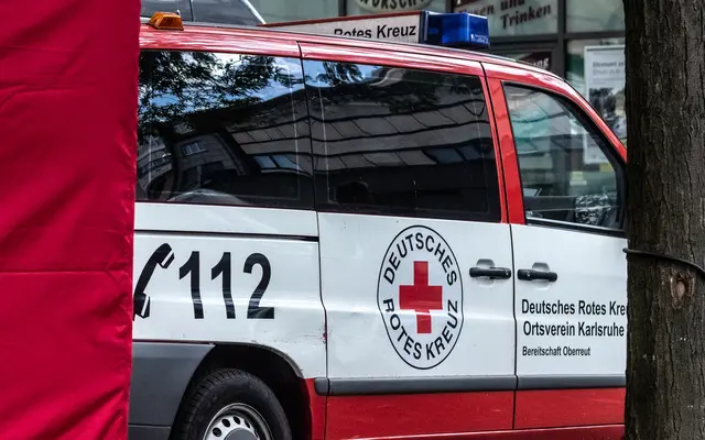 Ein Radfahrer ist in Karlsruhe am Oststadtkreisel mit einer Straßenbahn zusammengestoßen und schwer verletzt worden. Der Streckenabschnitt an der Wolfartsweierer Straße war rund 30 Minuten gesperrt. | Foto: Paul Needham