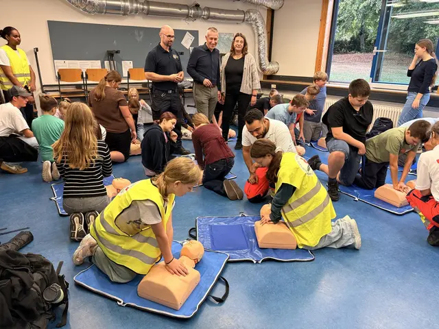 Am Reichswald-Gymnasium in Ramstein-Miesenbach übten 240 Jugendliche die wichtigsten Schritte der Wiederbelebung. | Foto: Kreisverwaltung Kaiserslautern
