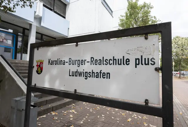 Die Karolina-Burger-Realschule plus geriet wiederholt wegen Polizeieinsätzen in die Schlagzeilen. | Foto: Boris Roessler/dpa