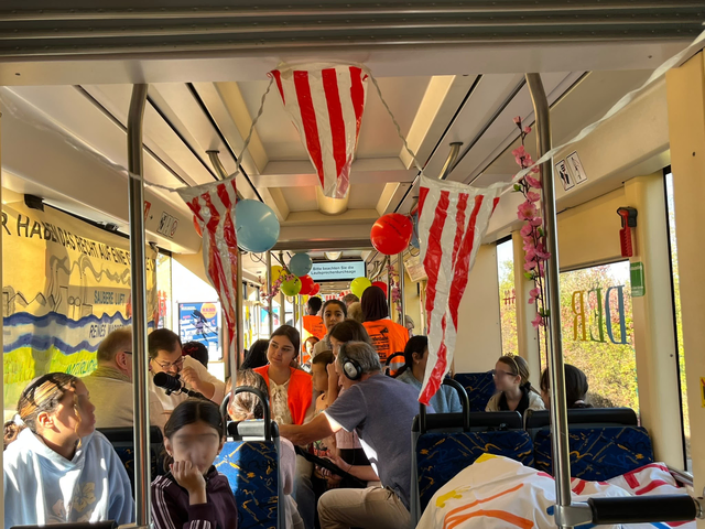 Eine Straßenbahn macht in Ludwigshafen und Mannheim auf Kinderrechte und Umweltschutz aufmerksam. | Foto: Stadt Mannheim