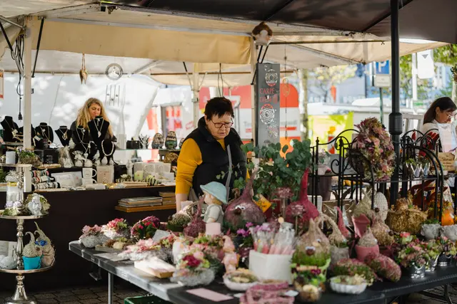 Am verkaufsoffenen Sonntag am 4. Oktober fällt der Sonntagsverkauf in Bad Dürkheim mit dem Bauernmarkt zusammen. | Foto: Vassilios Chorozidis