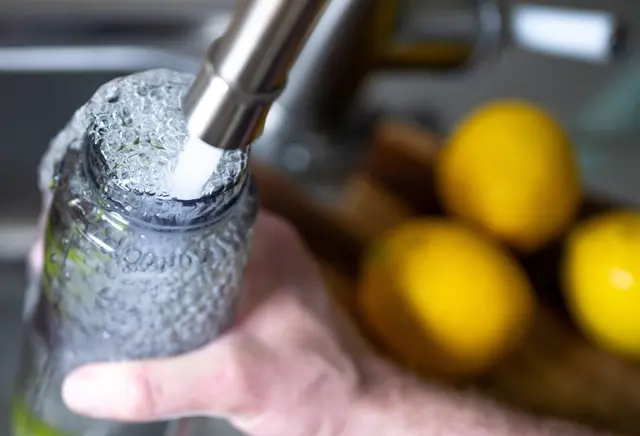 Trinkflasche richtig reinigen: So haben Keime weniger Chancen