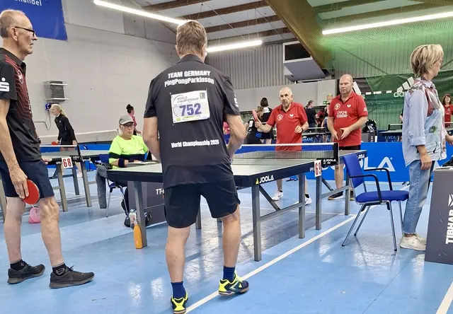 Die beiden Teilnehmer Polke und Kadel (hinten v.l.n.r., rotes Trikot) im Doppel gegen ausgeloste andere PPP-Teilnehmer. | Foto: Kadel / Hebrank