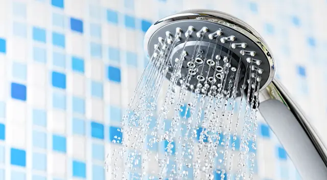 Kalkablagerungen verstopfen die feinen Düsen und schwächen den Wasserstrahl – regelmäßiges Reinigen hilft, die Brause funktionsfähig zu halten.  | Foto:  Soho A studio/stock.adobe.com