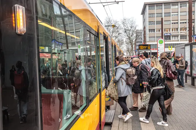 Die Caritas kritisiert den Tankrabatt und die gleichzeitige Preiserhöhung für das Deutschlandticket. Präsidentin Eva Welskop-Deffaa fordert stattdessen mehr Investitionen in den öffentlichen Nahverkehr. | Foto: Paul Needham