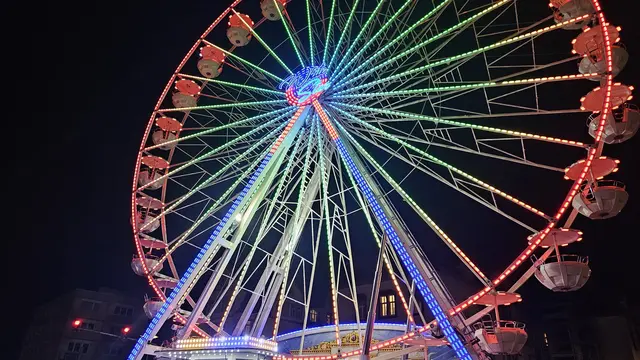 Mit Riesenrad, Fahrgeschäften und Buden startet am Freitag, 2. Oktober, der Jahrmarkt des Weinlesefestes. | Foto: Eva Bender