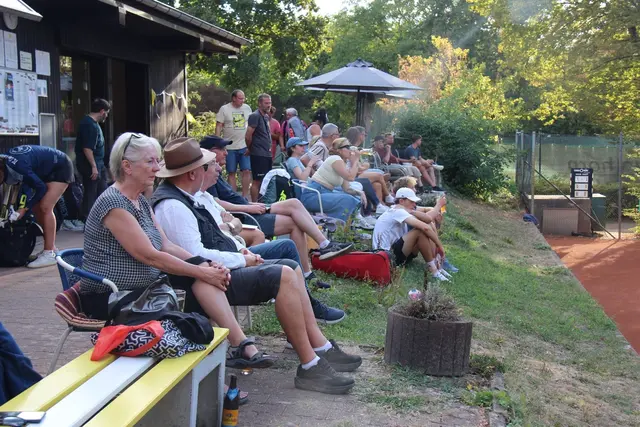 Zuschauende am Tennisplatz | Foto: Rosi Morgenthaler