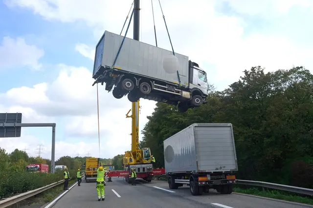 Aufgrund der Bergungsarbeiten wurde die A 61 für mehrere Stunden gesperrt. | Foto: Thomas Frey/dpa