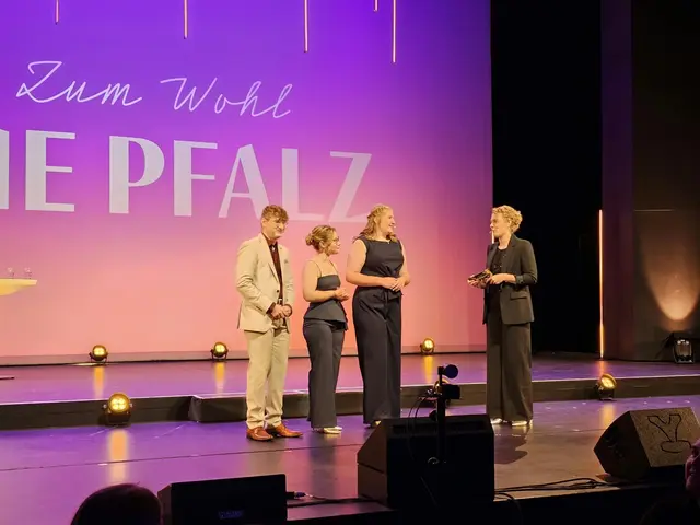 Die drei Kandidaten zur 88. Pfälzische Weinkönigin und Pfälzische Weinhoheit mit Moderatorin Janina Huber | Foto: Michael Landgraf