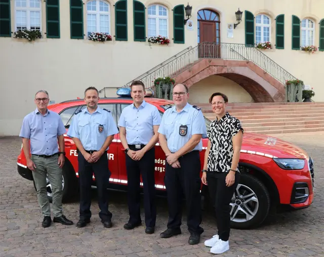 Bürgermeisterin Kathrin Flory und Erster Beigeordneter Martin Engelhard begrüßten Moritz Koch gemeinsam mit den stellvertretenden Wehrleitern Jochen Kunz und Lukas Schwarz bei der Verbandsgemeinde Bad Bergzabern. | Foto: Verbandsgemeinde Bad Bergzabern