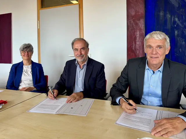 Unterzeichnen die Kooperationsvereinbarung für die Weiterbildungsagentur in der Westpfalz: Hans-Günther Clev (Mitte), Geschäftsführer des Vereins ZRW,  und Peter Weißler, Vorsitzender der Geschäftsführung der AfA, sowie Martina Sarter (links), Geschäftsführerin Operativ der AfA, 
 | Foto: Agentur für Arbeit/gratis
