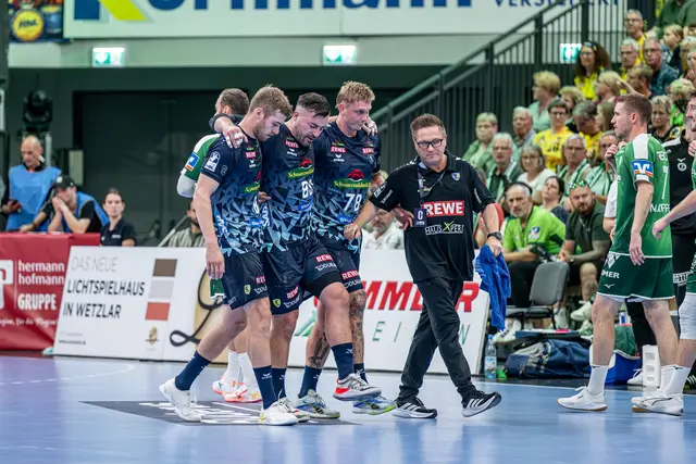 Jannik Kohlbacher (Mitte) wird in Wetzlar von Tim Nothdurft (links) und Edwin Aspenbäck (rechts) vom Feld gebracht. | Foto: Röczey/PIX-Sportfotos