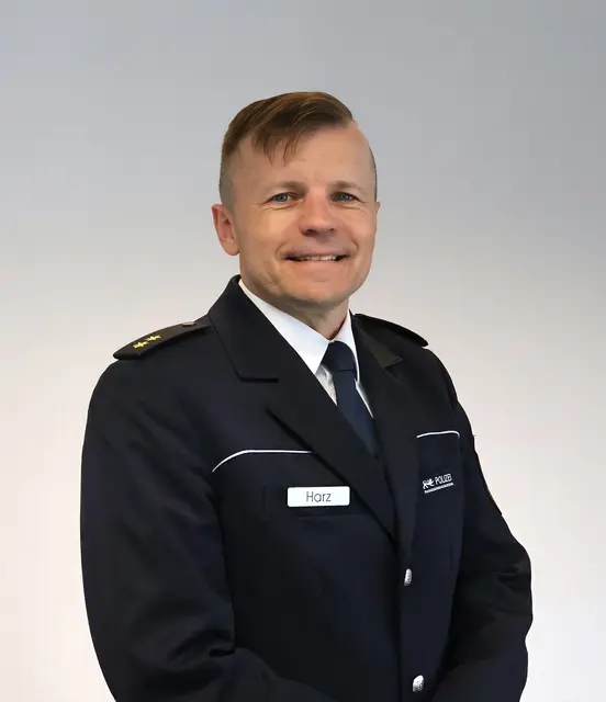Polizeioberrat Adrian Harz leitet seit Donnerstag, 1. Oktober, das Polizeirevier Karlsruhe-Südweststadt. Zuvor führte er das Polizeirevier Sinsheim und arbeitete in der Schutzpolizeidirektion. | Foto: Polizeipräsidium Karlsruhe