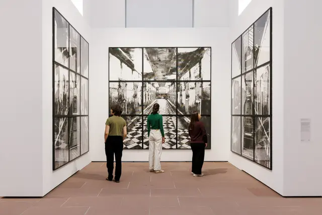 In großformatigen Wandzeichnungen und Installationen setzt sich der französische Künstler Nicolas Daubanes mit Macht, Ungerechtigkeit und dem inneren Feuer des Aufbegehrens auseinander. | Foto: Bild: Ausstellungsansicht Nicolas Daubanes, Le feu interieur © SKK, Foto: Felix Gruenschloss