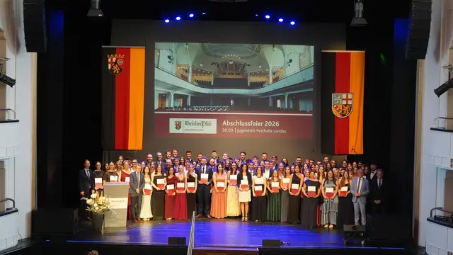 98 Nachwuchskräfte der Steuerverwaltung haben ihre Ausbildung erfolgreich abgeschlossen. | Foto: Quelle: Landesfinanzschule Rheinland-Pfalz