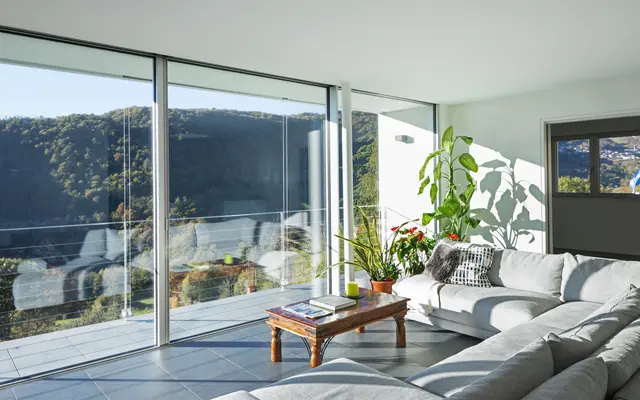 Fenstertausch im Herbst: Wer früh plant, kann Fördermöglichkeiten und freie Montageterminen nutzen. | Foto: alexandre zveiger/stock.adobe.com