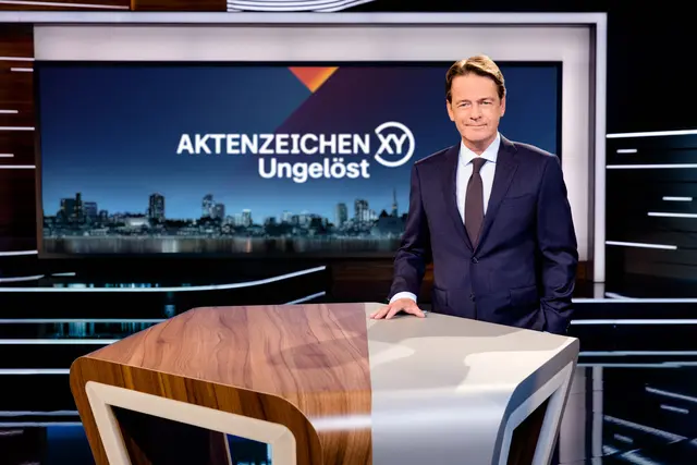 Das ZDF zeigt bei Aktenzeichen XY… International einen ungeklärten Mordfall aus Mallorca und weitere grenzüberschreitende Ermittlungen. Moderator Rudi Cerne im Studio | Foto: © Honorarfrei - ZDF und Nadine Rupp.