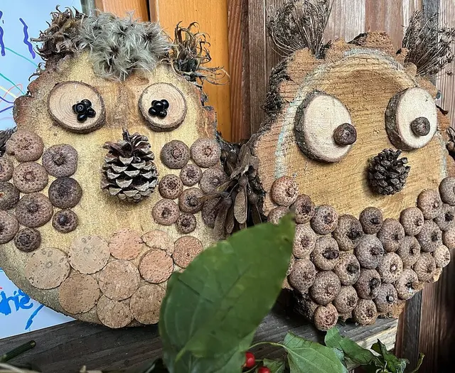 Im Waldklassenzimmer gestalten Familien beim Herbstbasteln kreative Werke mit Naturmaterialien. | Foto: Waldpädagogik