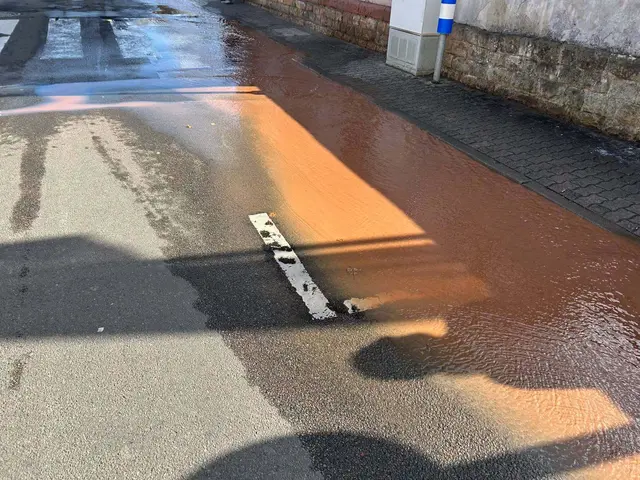 Wegen eines Wasserrohrbruchs ist die Bachstraße in Otterberg derzeit vollständig gesperrt. Die Feuerwehr ist im Einsatz, auch das zuständige Wasserwerk wurde verständigt. | Foto: Freiwillige Feuerwehr VG Otterbach-Otterberg
