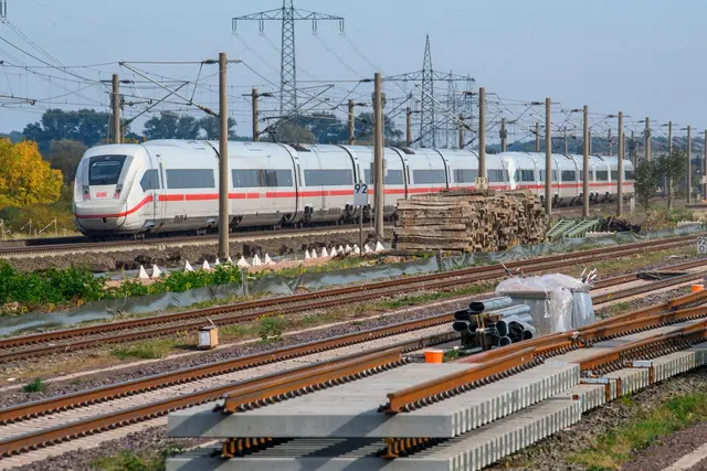 Beginn der Bahn-Bauarbeiten zwischen Hannover und Berlin: Wegen der Umleitung über Magdeburg und Braunschweig verlängert sich die planmäßige Fahrzeit im Fernverkehr um ca. 60 bis 80 Minuten. | Foto: Klaus-Dietmar Gabbert/dpa/dpa-mag