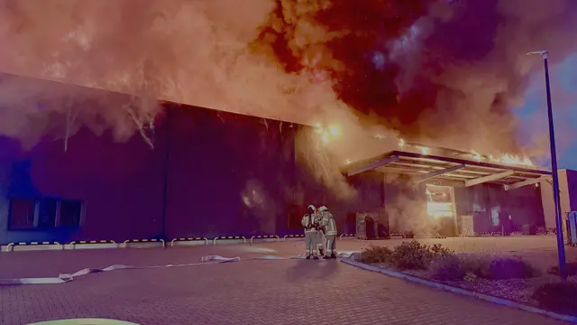 Eine Lagerhalle im Industriegebiet Neue Breite in Helmstedt brannte vollständig nieder. Rund 150 Einsatzkräfte bekämpften den Großbrand, während wegen starken Rauchs NINA und KatWarn warnten. | Foto: Feuerwehr Helmstedt