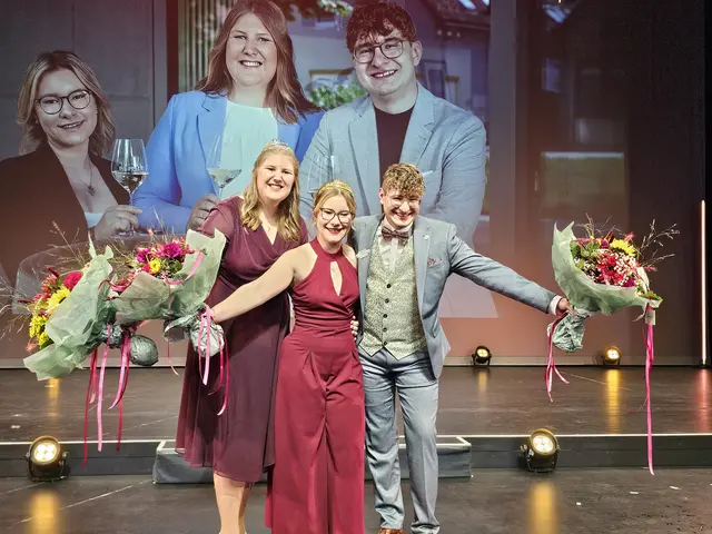 Das neue #teampfalz: Pfälzische Weinkönigin Emely Mugler (Mitte) mit Weinprinzessin Sandra Krebs (links) und Weinprinz Johannes Keller (rechts). | Foto: Michael Landgraf