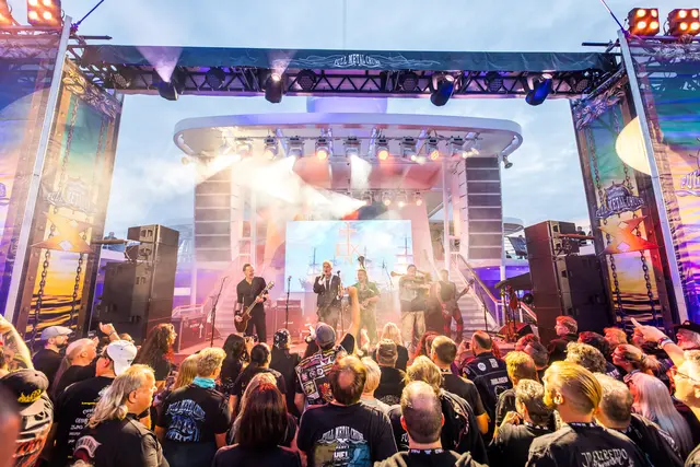 Auf dem Pooldeck sorgen Live-Konzerte für Festivalstimmung auf See | Foto: TUI Cruises